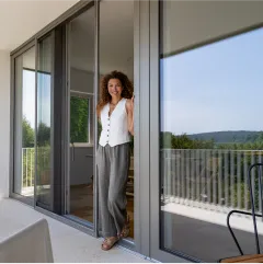 Plisseetür als Insektenschutz für Balkon, Terrasse und Wohnbereich