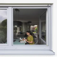 Fenster-Spannrahmen mit Fliegengitter als praktischer Insektenschutz