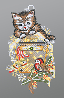 Fensterbild aus Plauener Spitze - Kätzchen mit Vogel und Briefkasten #1W mehrfarbig