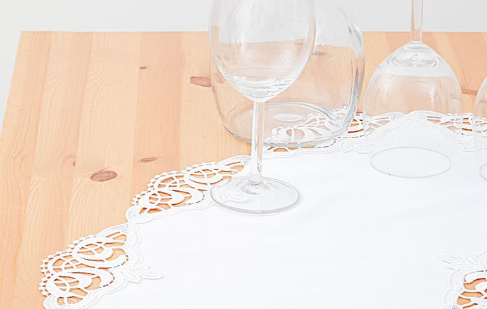 Weingläßer stilvoll eingerichtet auf Tischdecke mit Spitze